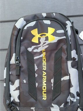 Under Armour Camo Kids lunch box in Black, Gray and Yellow